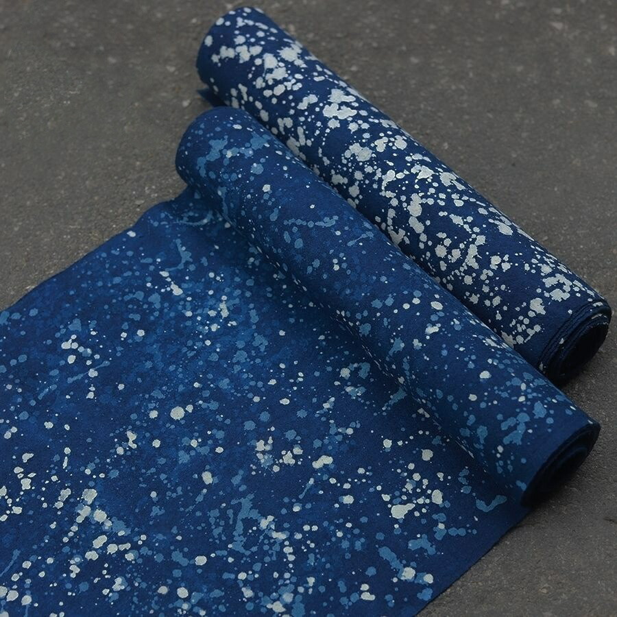 【藍染・草木染・蝋染】手染め星空模様布・DIY/ハンドメイド/服飾・バッグ生地｜天然素材｜2柄｜1m単位販売（最大6mまで）手作り ハンドメイド ろうけつ染め 天然?染 絞り染め 草木染め 藍染 伝統手工芸／インテリア・壁掛け・飾り・贈答用に