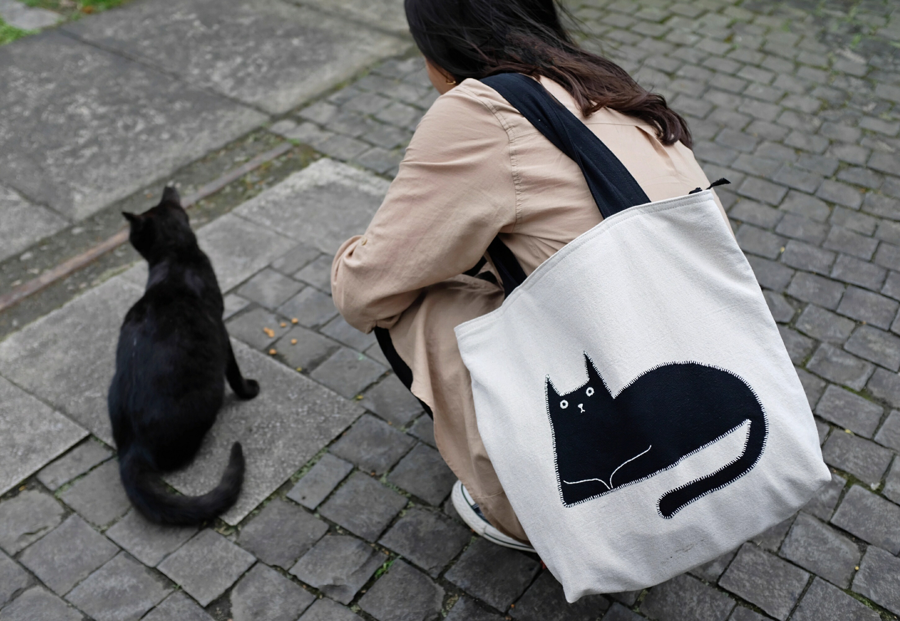 コットンリネン × ハンドメイド刺繍 手作り 黒猫イラストトートバッグ 内ポケット付き YKKファスナー仕様 トートバッグ 布バッグ ハンドメイド 刺繍 猫雑貨 猫グッズ 猫好き プレゼント ナチュラルバッグ コットンリネン