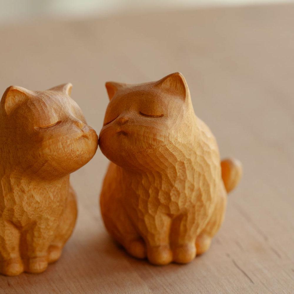手作り ハンドメイド 元也作｜手彫りの木彫り猫「ご縁ねこ」― 一期一会の贈り物（1匹）猫雑貨 置物 癒し 贈り物 / 職人技 / 結婚祝い / ご縁 和風インテリア ナチュラル雑貨 / ギフト プレゼント
