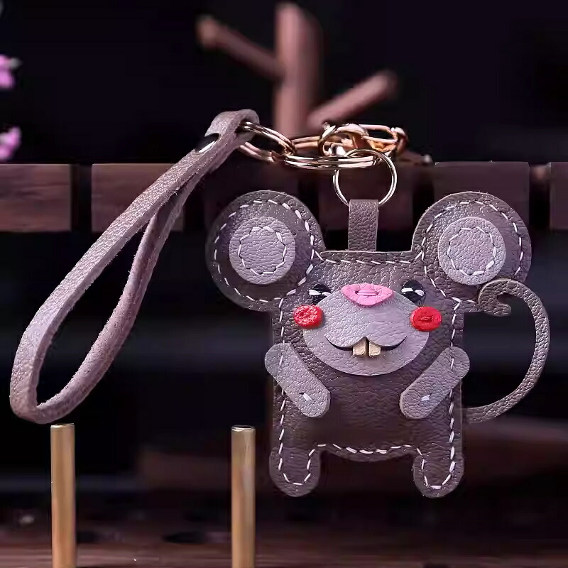 ねずみ 本革 キーホルダー バッグチャーム ストラップ シンプル 可愛い ハンドメイド 天然レザー レディース 記念日 お祝い ギフト プレゼント｜HIKARI STORE 7,412円