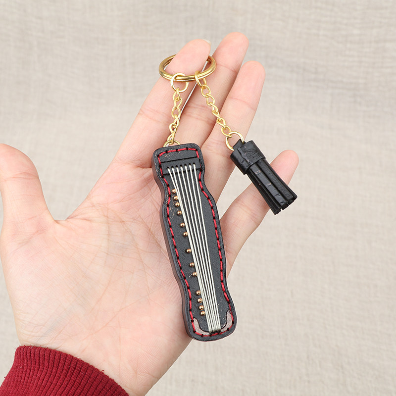 ハンドメイド 本革 ミニチュア古琴 キーホルダー バッグチャーム ストラップ レザー 手作り 楽器モチーフ レトロ おしゃれ 記念日 お祝い ギフト プレゼント