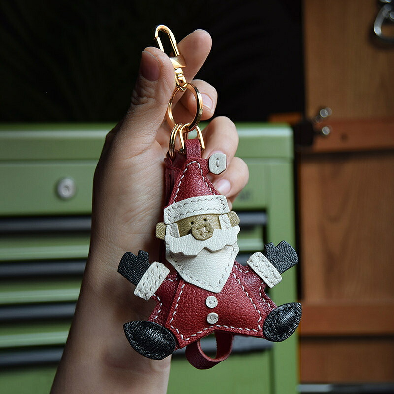 サンタクロースモチーフ キーホルダー バッグチャーム アクセサリー 革小物 キーリング キーイング 車の鍵 チャーム ストラップ ギフト プレゼント 記念日 お祝い プチギフト 男女兼用 ハンドメイド 天然レザー 手作り