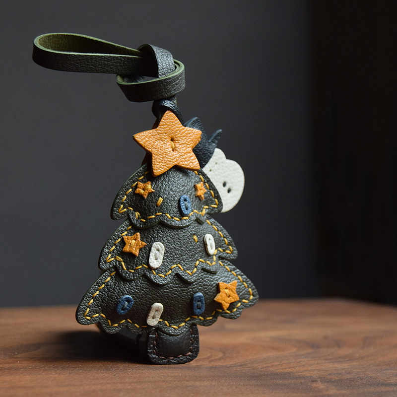 クリスマスツリー＆サンタクロース キーホルダー バッグチャーム アクセサリー 革小物 キーリング キーイング 車の鍵 チャーム ストラップ ギフト プレゼント 記念日 お祝い プチギフト 男女兼用 ハンドメイド 天然レザー 手作り