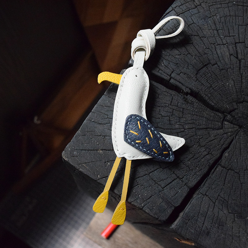 本革 ハンドメイド 海鳥モチーフ キーホルダーバッグチャーム アクセサリー 革小物 キーリング キーイング 車の鍵 チャーム ストラップ ギフト プレゼント 記念日 お祝い プチギフト 男女兼用｜HIKARI STORE 7,888円