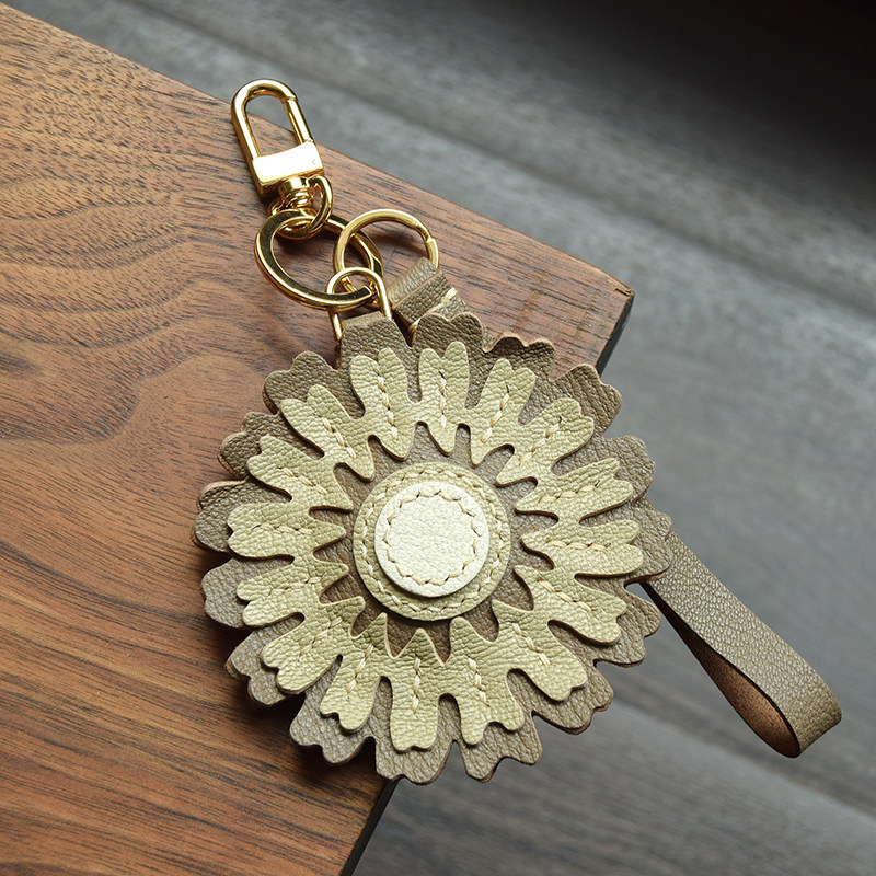 花のかたち 重なり合う花びらが美しい、上質レザーのアクセント キーホルダー バッグチャーム アクセサリー 革小物 キーリング キーイング 車の鍵 チャーム ストラップ ギフト プレゼント 記念日 お祝い プチギフト 男女兼用 ハンドメイド 天然レザー 手作り｜HIKARI STORE