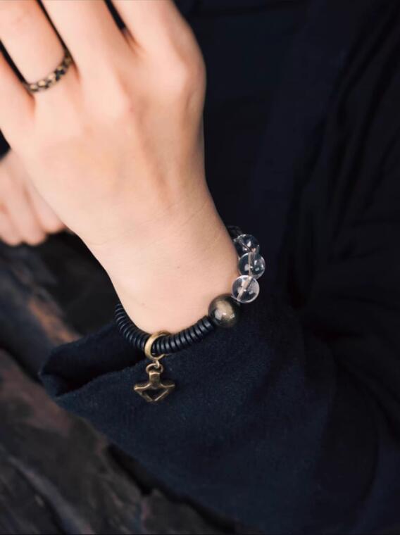 手作り黒檀と天然水晶のペアブレスレット 澄んだ輝きと木の温もり シンプルヴィンテージ風 男女兼用 手作り ハンドメイド アクセサリー プレゼント おしゃれ 誕生日 ギフト 数量限定｜HIKARI STORE