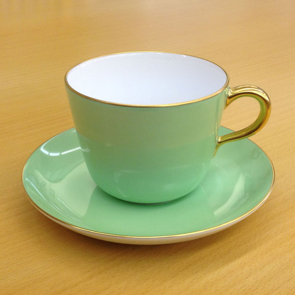 皇室御用達 大倉陶園 日本製 色蒔き マイカラーコレクション モーニングカップ＆ソーサー 295ml ( ライトグリーン蒔き ) [ブランドロゴ入りギフトＢＯＸ] 人気 ギフト 御祝 結婚祝 出産祝 結婚内祝 新築内祝 記念品 歳祝｜ヒキタギフトセンター
