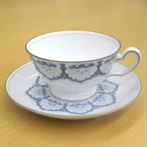 皇室御用達 大倉陶園 日本製 呉須正倉院 コーヒーカップ＆ソーサー 225ml [ブランドロゴ入りギフトＢＯＸ] 人気 ギフト 御祝 結婚祝 出産祝 新築祝 結婚内祝 出産内祝 新築内祝 各種内祝 快気祝 粗品 景品 記念品 歳祝｜ヒキタギフトセンター