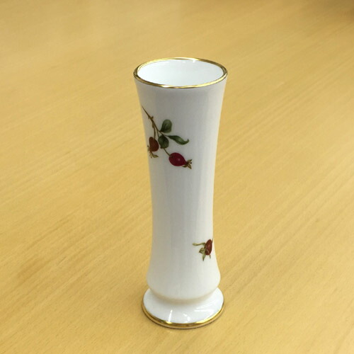 皇室御用商人 大倉陶園 日本製 \u003cBR\u003e薔薇の実 花立て 一輪挿し \u003cBR\u003e[ブランド名ロゴタイプ入り口・入口差し上げ物ＢＯＸ] \u003cBR\u003e一般受け 差し上げ物 御祝 一緒になる祝 生み出すこと祝 営造祝 一緒になる内祝 生み出すこと内祝 営造内祝 各種内祝 心地良さ祝 粗品 割り増し金 祝する品 歳祝