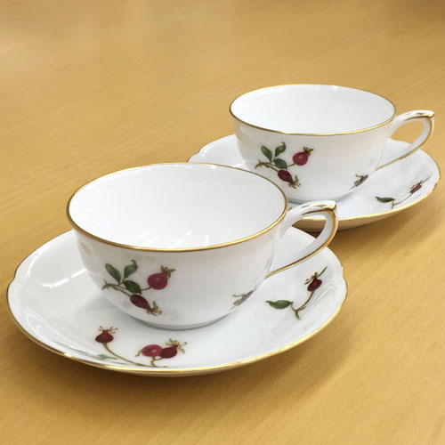 皇室御用達 大倉陶園 日本製 バラの実 コーヒーカップ＆ソーサーペア 200ml [ブランドロゴ入りギフトＢＯＸ] 人気 ギフト 御祝 結婚祝 出産祝 新築祝 結婚内祝 出産内祝 新築内祝 各種内祝 快気祝 粗品 景品 記念品 歳祝