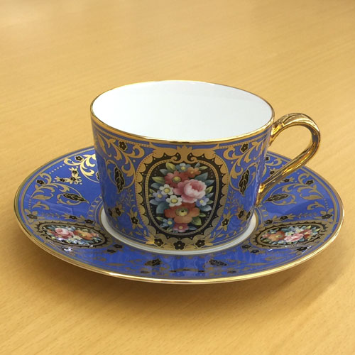 ノリ竹 ( NORITAKE ) 日本製 \u003cBR\u003eオマージュコレクション 青絵花文 \u003cBR\u003eカップチーノ 珈琲優勝杯＆平円盤 \u003cBR\u003e210ml [ブランド名ロゴタイプ入り口・入口差し上げ物ＢＯＸ] \u003cBR\u003e一般受け 差し上げ物 御祝 一緒になる祝 生み出すこと祝 造営祝 一緒になる内祝 生み出すこと内祝 祝する品 歳祝