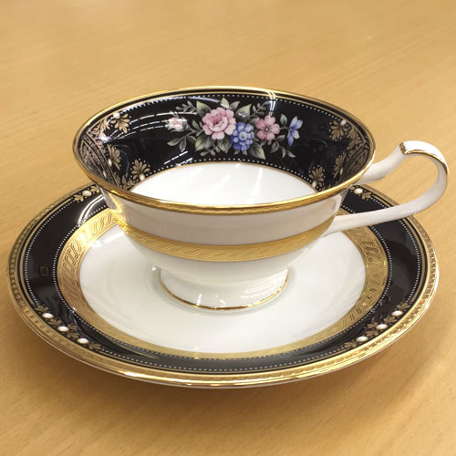 【当日送りとどける 11時までの申しつける分】\u003cBR\u003eノリ竹 ( NORITAKE ) 日本製 \u003cBR\u003eイブニングマジェスティ \u003cBR\u003eお茶・珈琲優勝杯＆平円盤 220ml \u003cBR\u003e[ブランド名ロゴタイプ入り口・入口差し上げ物ＢＯＸ] \u003cBR\u003e一般受け 差し上げ物 一緒になる祝 生み出すこと祝 営造祝 一緒になる内祝 生み出すこと内祝 営造内祝 各種内祝 祝する品 歳祝