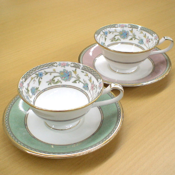 ノリ竹 ( NORITAKE ) 日本製 \u003cBR\u003eヨシノ 紅茶・珈琲優勝杯＆ソーサーペア \u003cBR\u003e230ml ( 緑であること＆さくら色 ) \u003cBR\u003e[ブランド名ロゴタイプ入り口・入口差し上げ物ＢＯＸ] \u003cBR\u003e一般受け 差し上げ物 御祝 一緒になる祝 生み出すこと祝 造営祝 一緒になる内祝 生み出すこと内祝 造営内祝 粗品 割り増し金 祝する品 歳祝