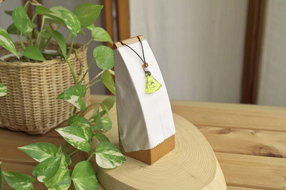 激安な新品登場 首から下げるだけ 体に降り注ぐ電磁波から貴方を護る 外出時の強い味方 新商品 送料 代引き手数料無料 プロテクト 新商品 健康アクセサリー 当店通常価格円 クーポン併用可 送料 代引き手数料無料 電磁波 対策 携帯 スマホ Wi Fi