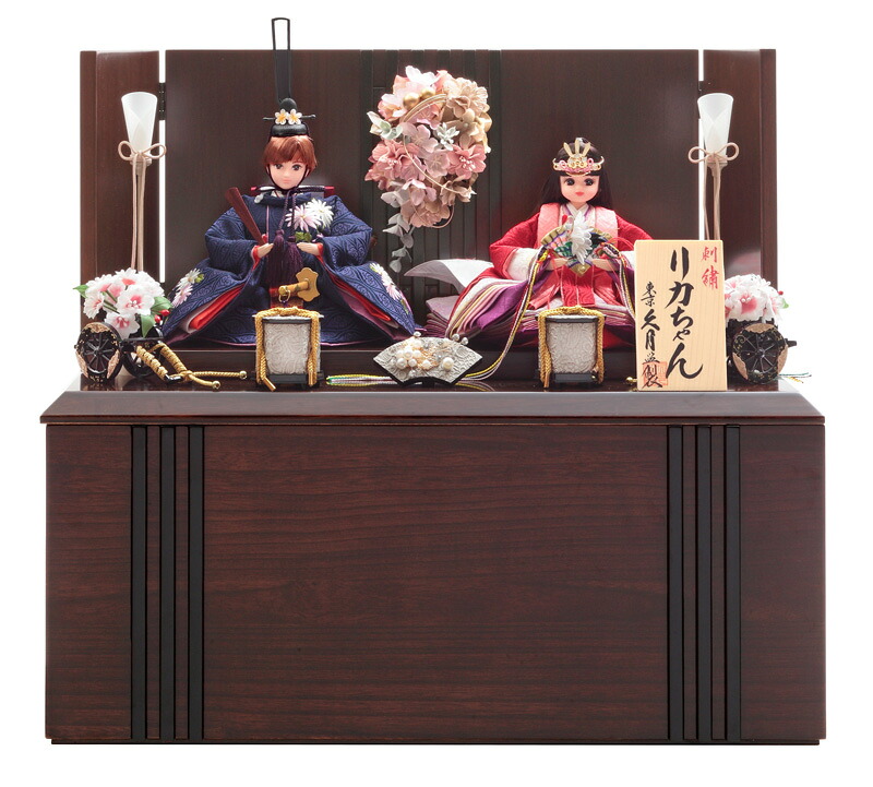 【クーポン利用で10%OFF】雛人形 コンパクト リカちゃん 久月 ひな人形 収納飾り 親王飾り 刺繍 【2026年度新作】 h083-k-ri-2736 D-26｜こだわり雛の里　甲冑の三京