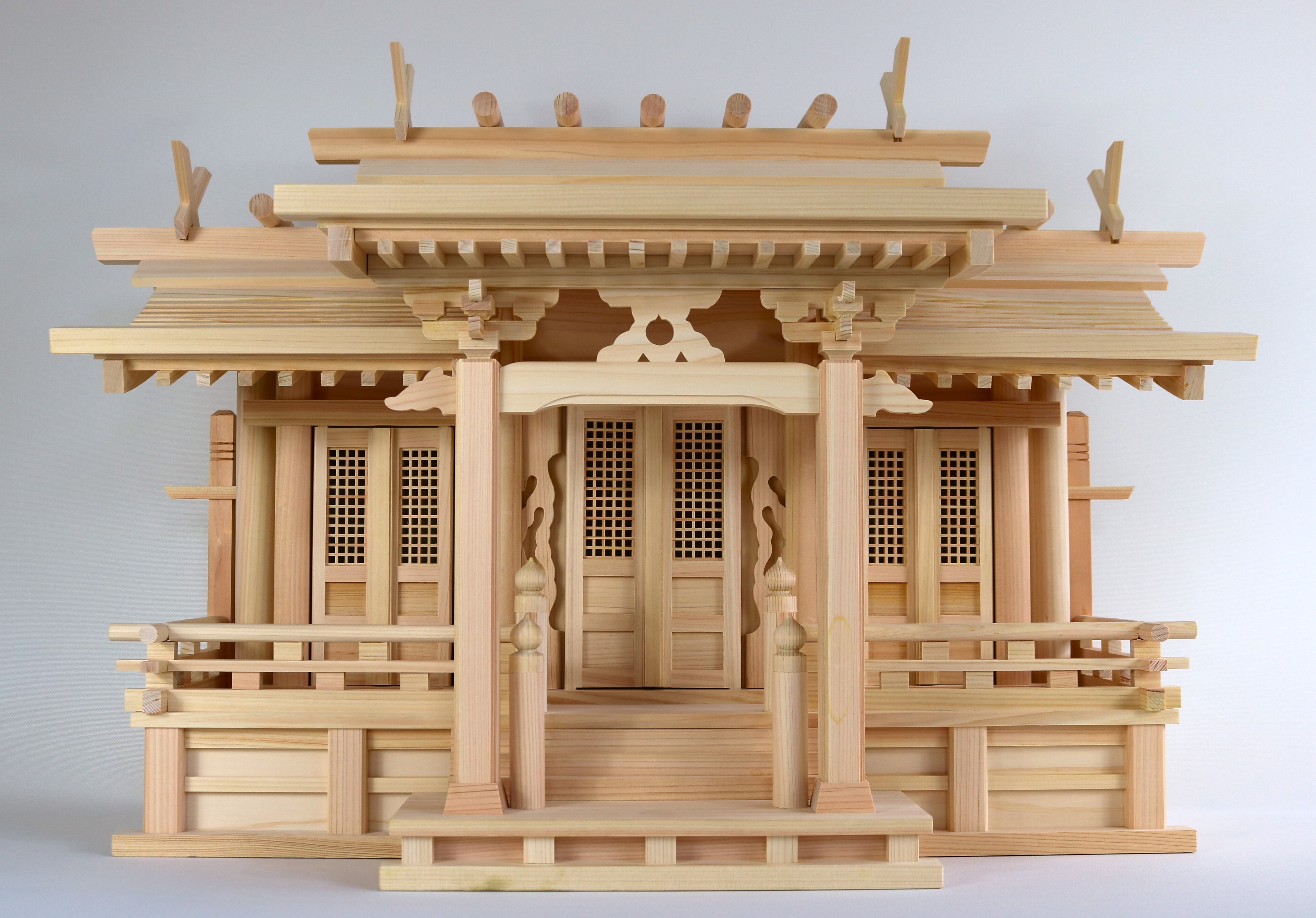 日本製神棚 【曲がり目大屋根三社飛騨】 魔よけ立て 木製 神棚 今めかしい 置き型 神棚お供え 三社宮 三社からだ付き オシャレ神棚 かざり付ける 言い慣わし神棚 言い慣わし かっこいい 国産 今めかしい 今めかしい神棚 神札置き 大屋根くい違い三社 身寄り用神棚 大層らしい 日本製  東濃桧 バス発着場用神棚 会社組織用神棚 事務室用神棚