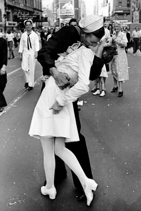 【楽天市場】勝利のキス Kissing On Vj Day Times Square May 8th 1945 ポスター 軽量アルミ製