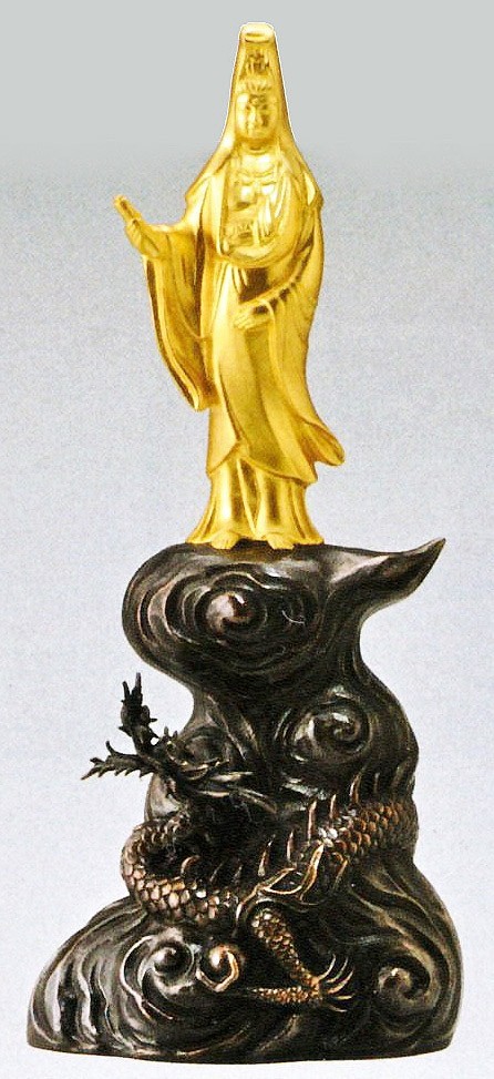 高岡銅器　龍　本金箔龍　三本指の龍　村田宏作　玉水晶 Amazon.co.jp: 高岡銅器 置物 波に龍 水晶玉付 平台付 蝋型鋳銅製 村田