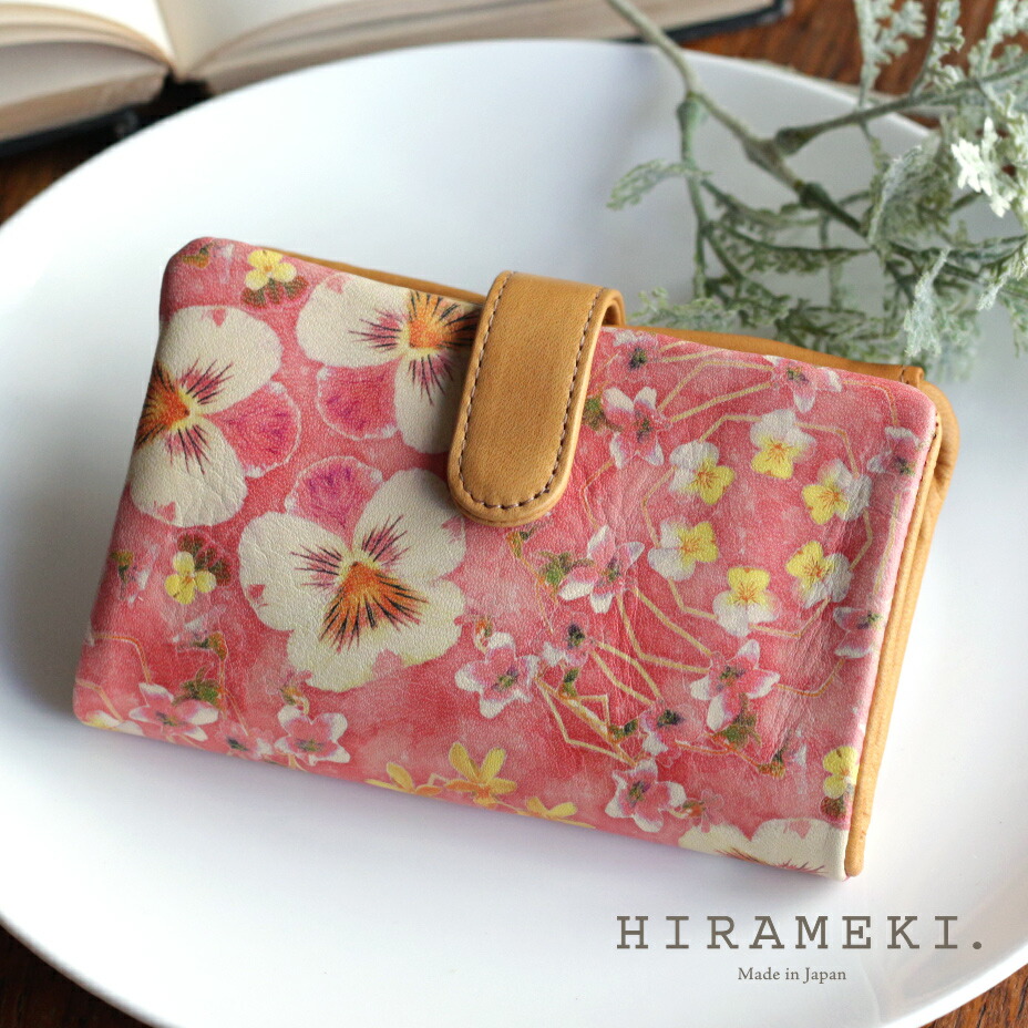 【 HIRAMEKI. 公式 】 折り財布 かわいい 本革｜ビオラ≪ピンク≫【 ラウンド 】 レディース 女性 二つ折り ベロ付き 大容量 大きめ 収納力 コンパクト 小銭入れ やわらかい 軽い 使いやすい 花柄 レザー ブランド 人気 高評価 日本製 一粒万倍日 天赦日 ヒラメキ
