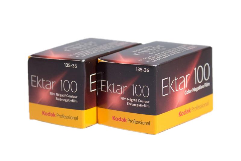 Kodak 色つやネガ写真フィルム エクター100 35粍 36枚撮 2本容器に並べる
