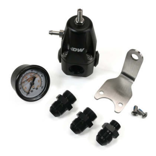 【USA在庫あり】 DeatschWerks DWR1000 AFPR + Pressure ゲージ + 8AN フィッテイングs - アノダイズド ブラック dwk6-1000-FRB-88 JP店