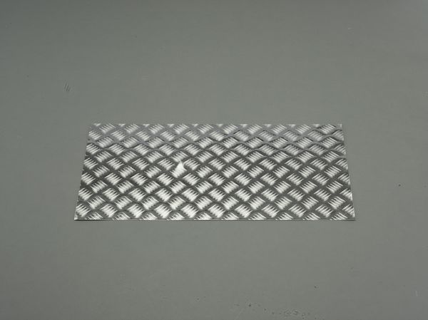 【メーカー在庫あり】 600x450x 2.0mm アルミ板(縞板) 000012288473 JP店｜株式会社ヒロチー商事 店 9,326円