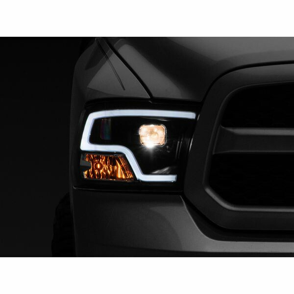 【USA在庫あり】 Raxiom 09年-18年 RAM 1500 LED Halo Projector ヘッドライト- ブラック Housing (クリア Lens) raxR111516 JP店