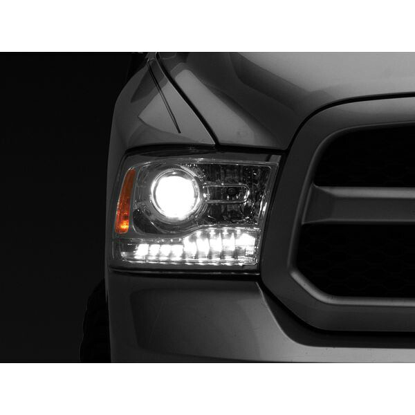【USA在庫あり】 Raxiom 09年-18年 ダッジ RAM 1500 LED Halo ヘッドライト w/ Swtchbck Turn Signals- クローム Hsng (クリア Lens) raxR111519 JP店