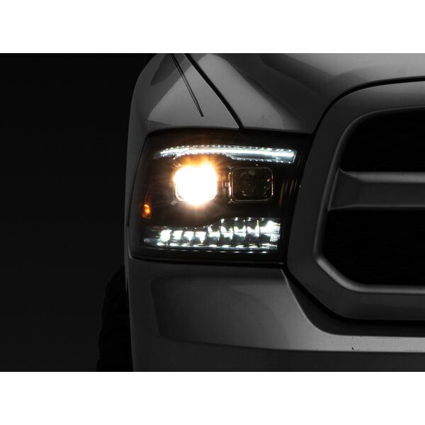 【USA在庫あり】 Raxiom 09年-18年 RAM 1500 LED Projector ヘッドライト w/ Switchback Turn Signals- ブラック Housing (クリア Lens) raxR111520 JP店