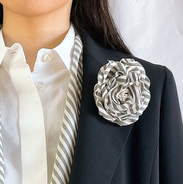 安い購入 楽天市場 シルク混 ストライプ 母の日ギフト スカーフ コサージュ ローズ 日本製 カラー ホワイト グレー スカーフとセット 結婚式 職人 手作り Hiromi Takei 保存版 Micoresolutions Com