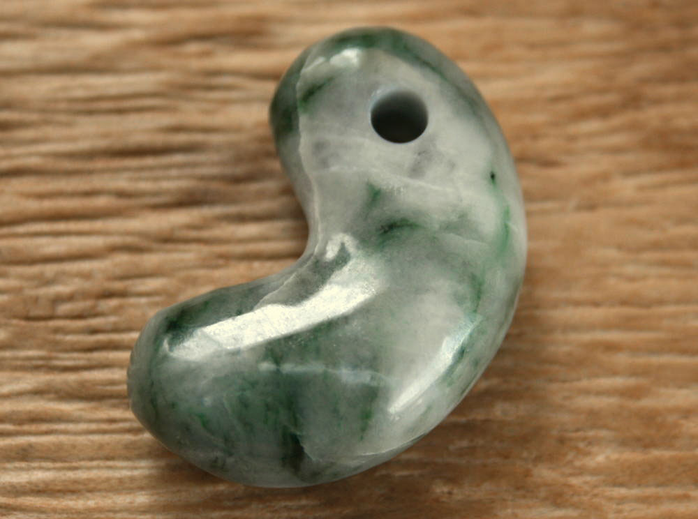 楽天市場】糸魚川青翡翠勾玉 M09507 元粋 作 39mm*23mm*11mm 糸魚川産