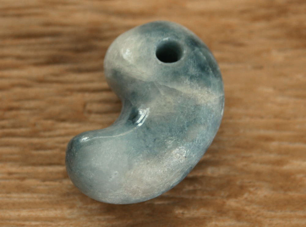 糸魚川青翡翠勾玉 M08770 翠雅 作 26mm*17mm*11mm 糸魚川産 青ヒスイ製 勾玉 パワーストーン 魔除け お守り 天然石 自然石