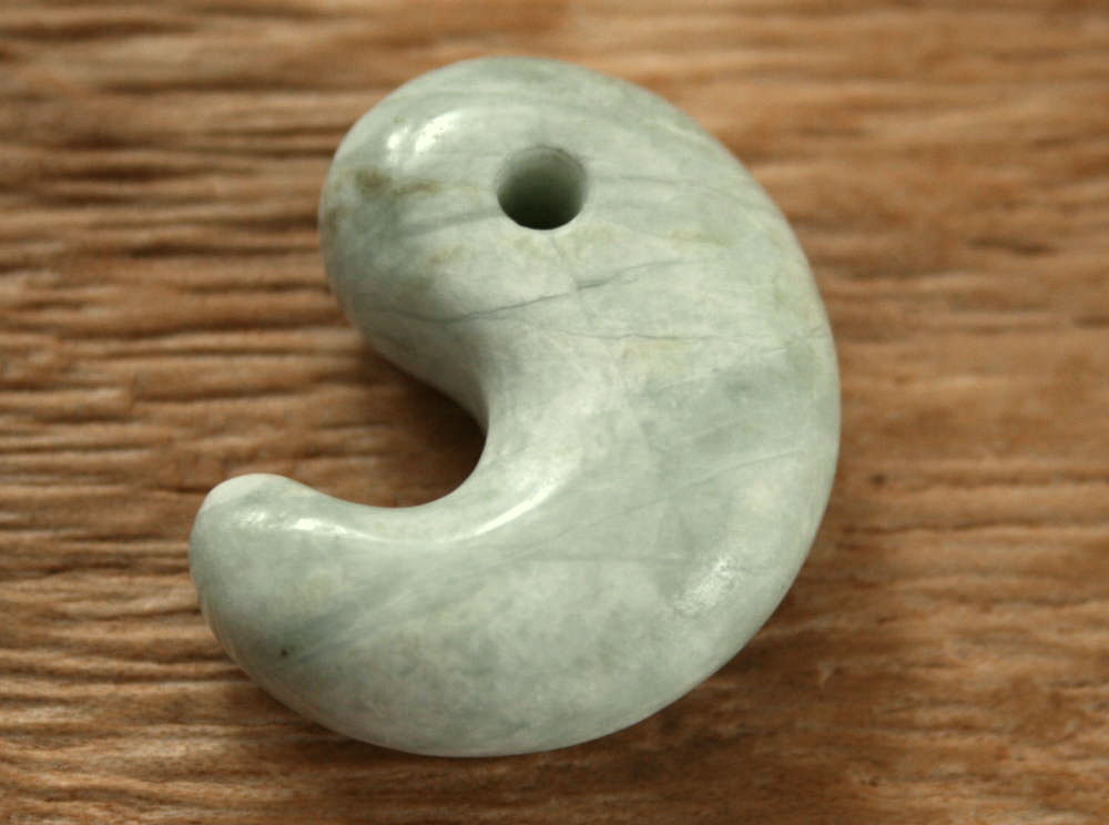 【楽天市場】糸魚川翡翠勾玉 M08790 翠石 作 29mm*18.5mm*8mm 