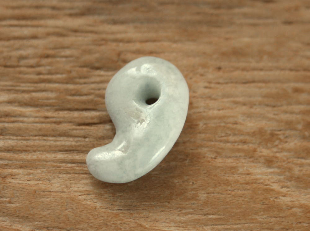 糸魚川翡翠:勾玉　MT0017 楽天市場】糸魚川翡翠種勾玉 M09033 nono 作 23mm*17.8mm*13mm