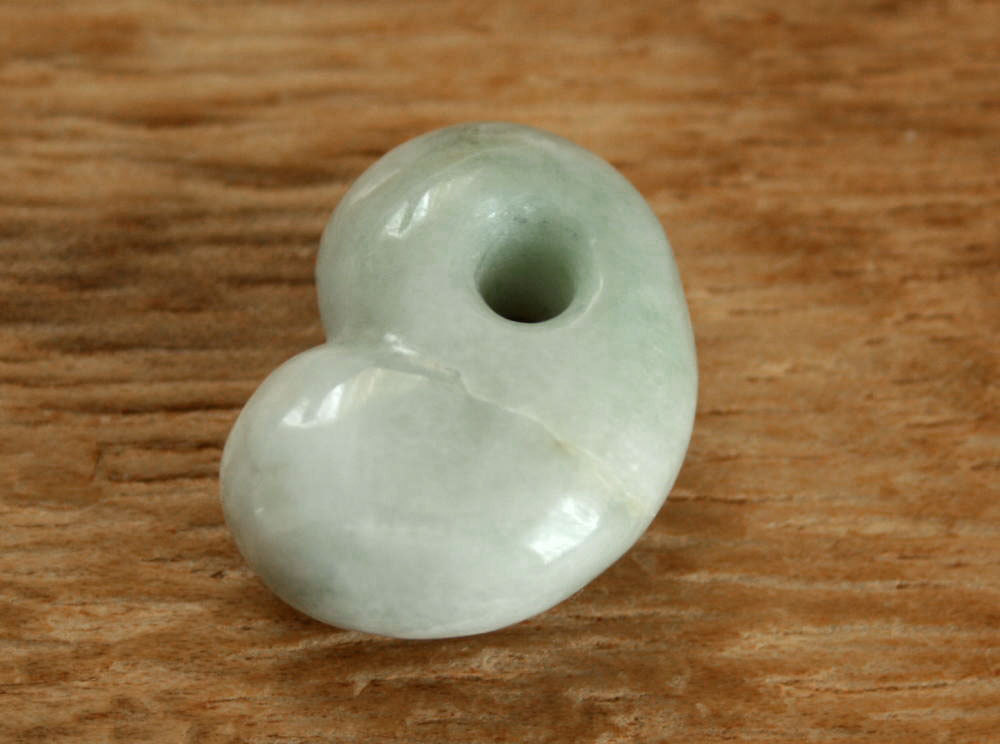 楽天市場】糸魚川翡翠種勾玉 M09484 nono 作 30mm*23mm*11mm