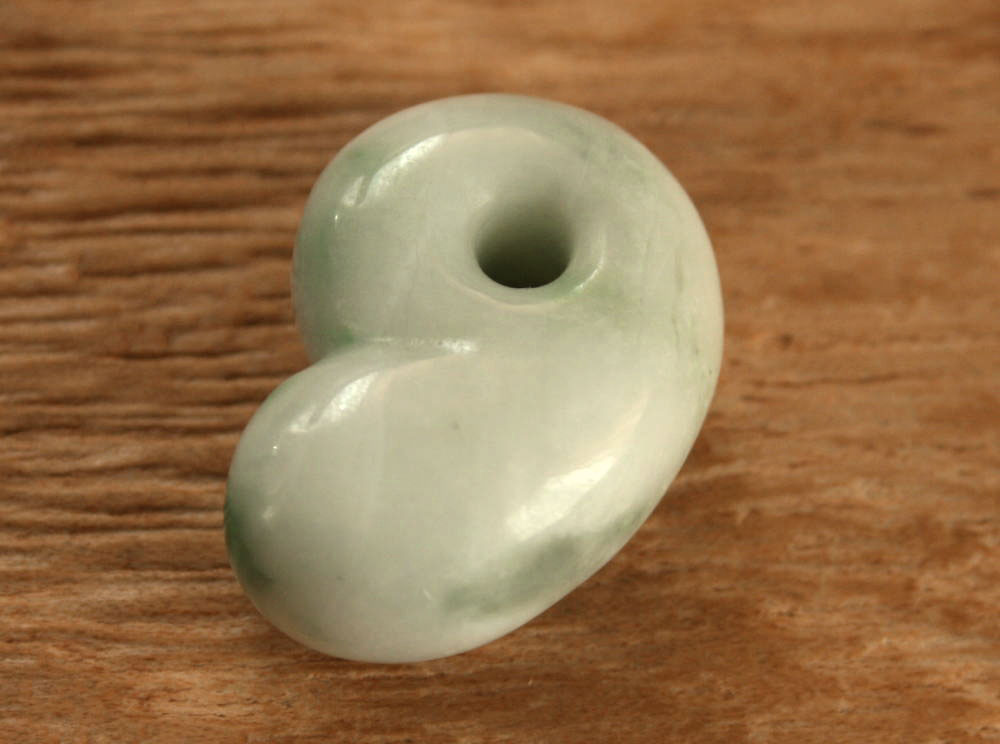 楽天市場】糸魚川翡翠勾玉 M04811日本ヒスイ鉱業 制作21mm*14mm
