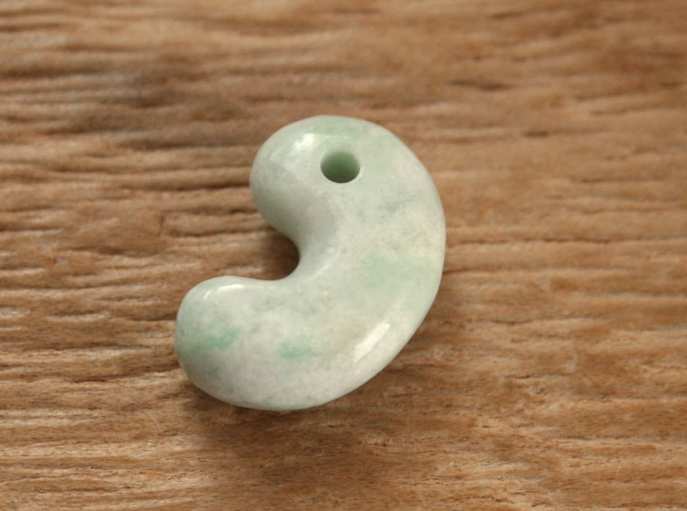 楽天市場】糸魚川翡翠勾玉 M09065 陽春 作 35mm*22mm*14mm