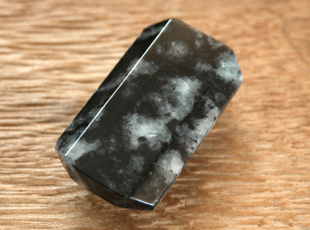 楽天市場】糸魚川黒翡翠原石 G00915 140mm*65mm*55mm 糸魚川 黒ひすい