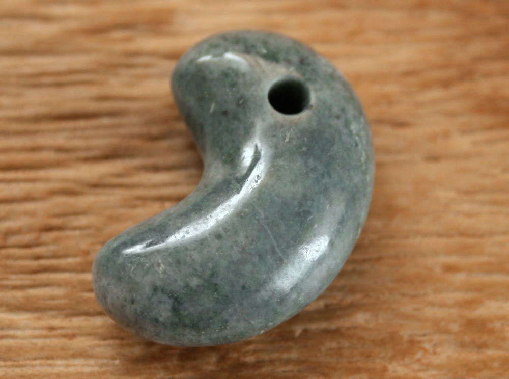 楽天市場】糸魚川青翡翠勾玉 M10013 和工房 作 28mm*18.5mm*11mm