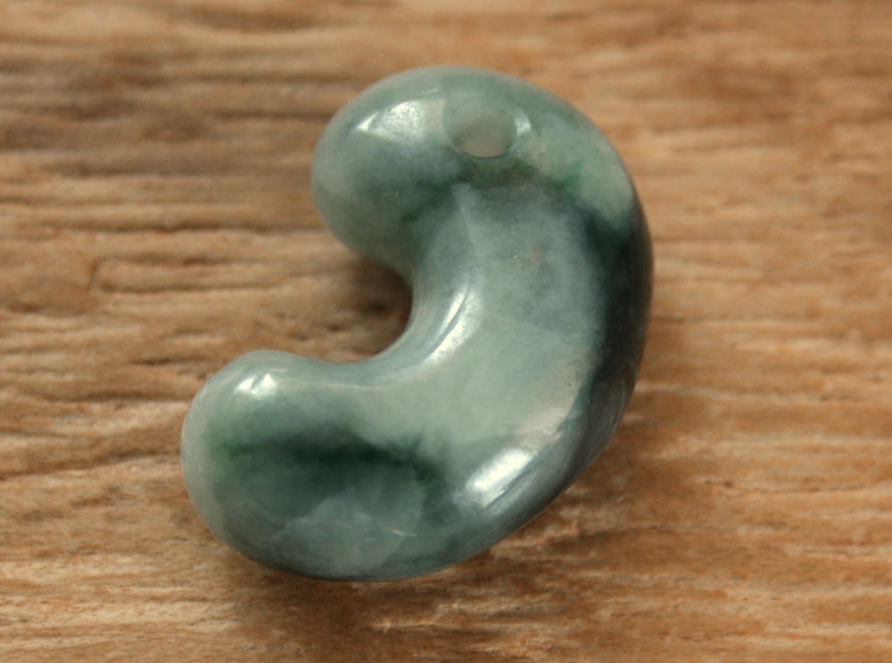 楽天市場】糸魚川翡翠ミニ勾玉 M10018 日本ヒスイ鉱業 制作 13mm*8.5mm