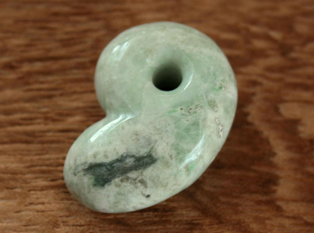 楽天市場】糸魚川翡翠種勾玉 M09033 nono 作 23mm*17.8mm*13mm