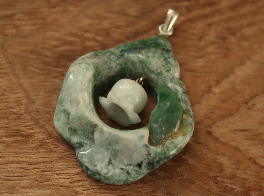 楽天市場】糸魚川翡翠ペンダントトップ P01672 日本ヒスイ鉱業 制作