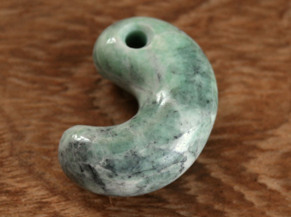 楽天市場】糸魚川翡翠勾玉 M09930 古吹 作 35mm*23.8mm*13mm 糸魚川産