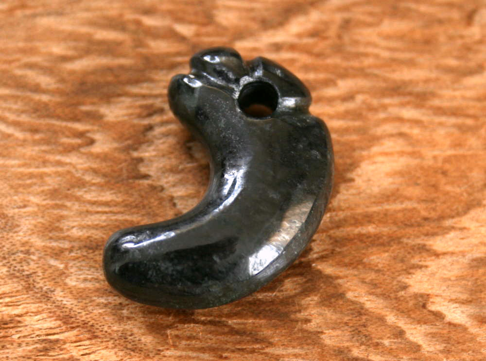 糸魚川黒翡翠勾玉 M09932 雪風 作 24mm*16mm*7mm 糸魚川産 黒ひすい 勾玉 パワーストーン 魔除け jadeitejade ジェイダイト 翡翠ペンダントトップ