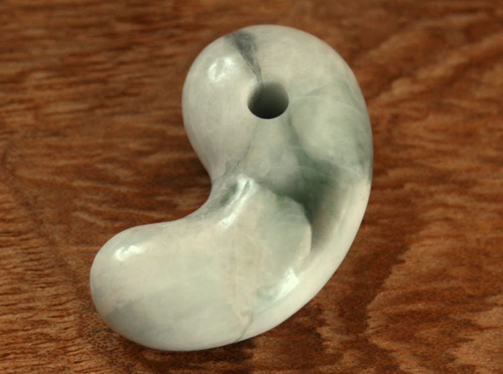 楽天市場】糸魚川翡翠勾玉 M09833 和工房 作 29.8mm*20mm*10mm