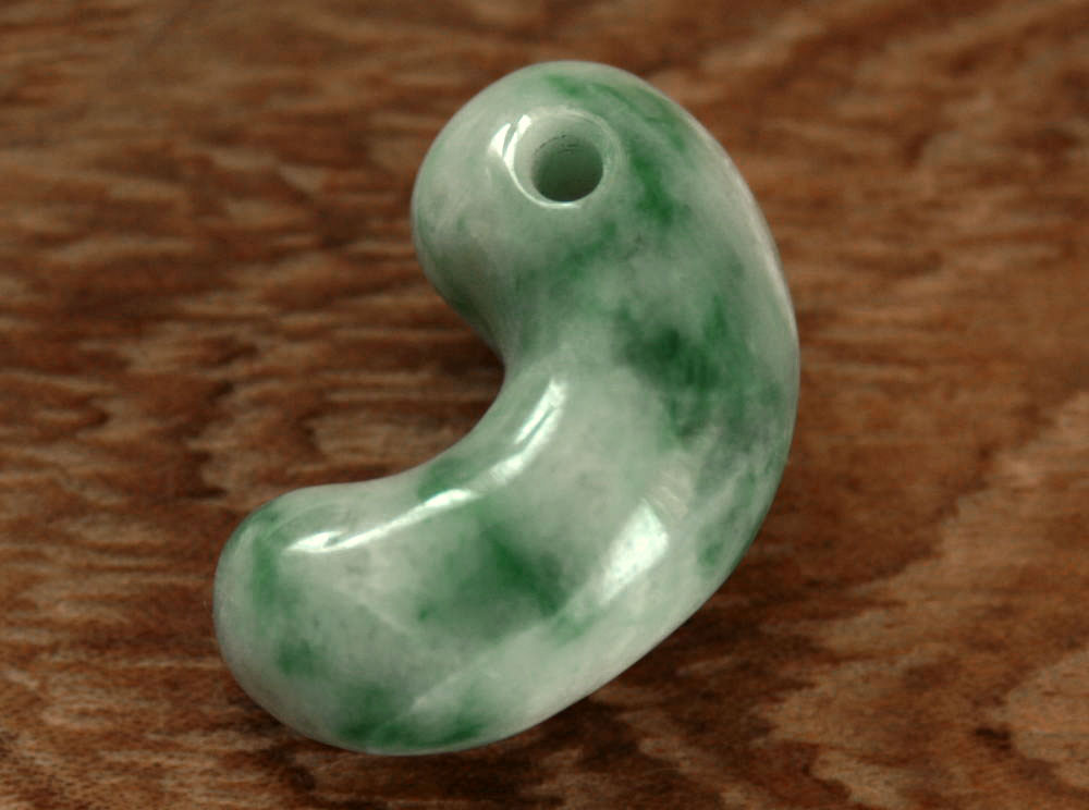 楽天市場】糸魚川翡翠勾玉 M09454 日本ヒスイ鉱業 制作 20mm*13mm*7mm