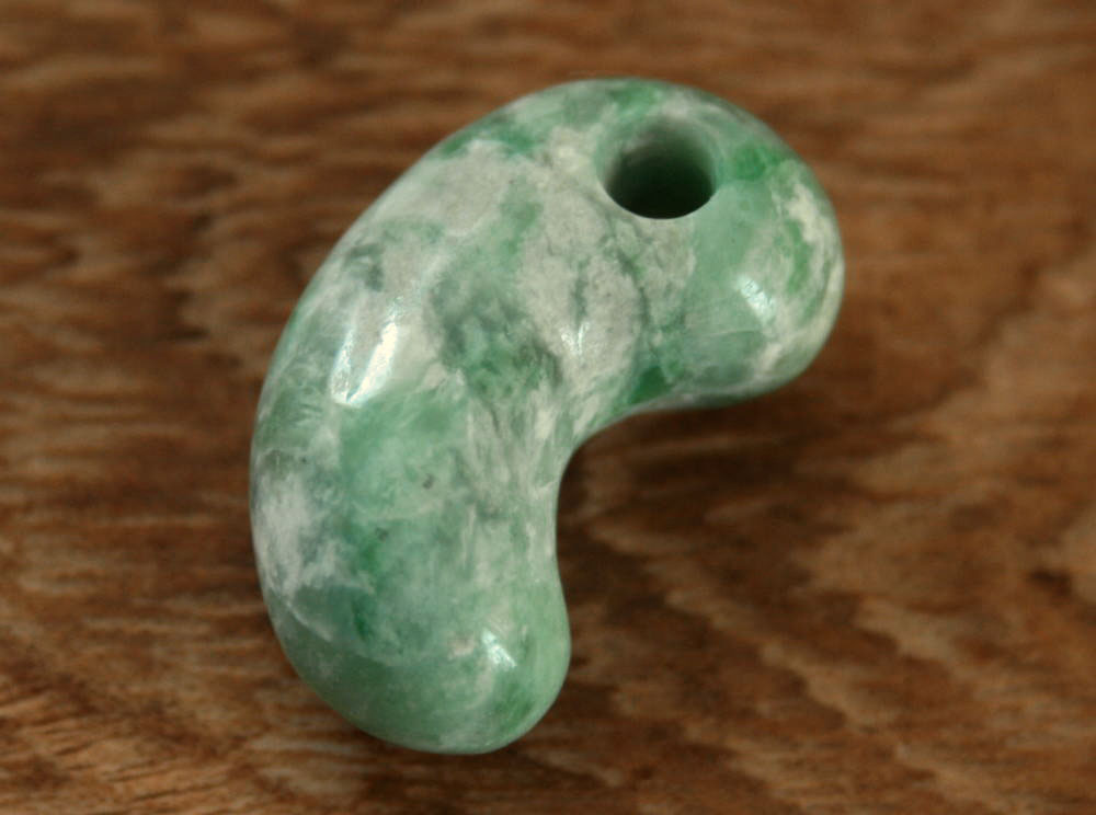楽天市場】糸魚川翡翠勾玉 M09940 陽春 作 40mm*24mm*13.5mm