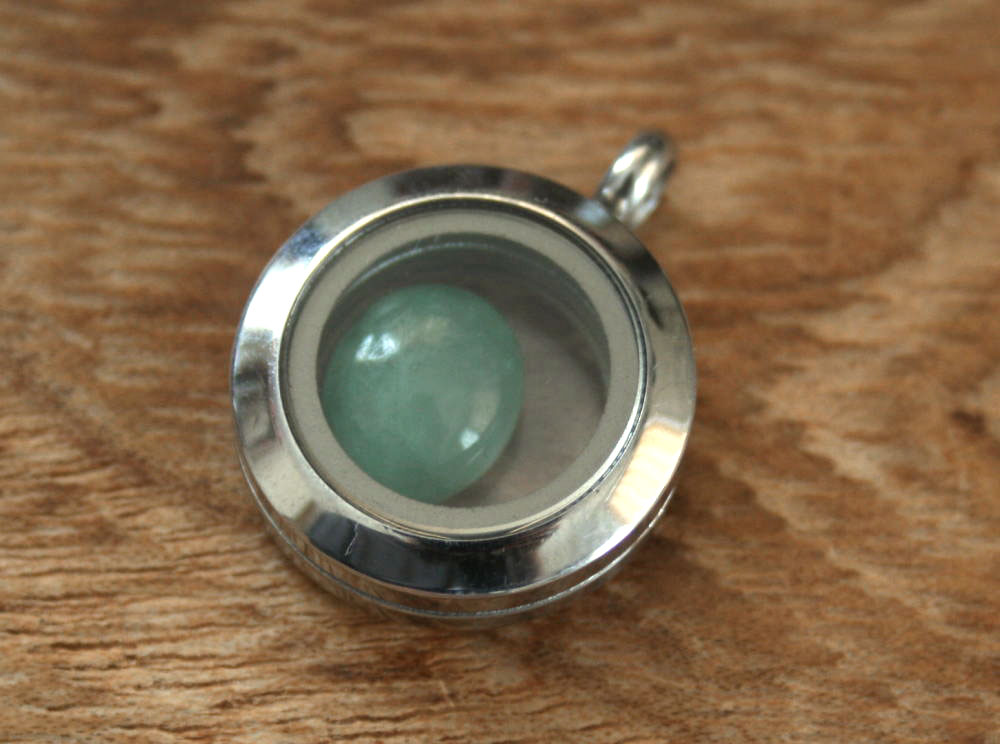 楽天市場】糸魚川翡翠ペンダントトップ P01672 日本ヒスイ鉱業 制作