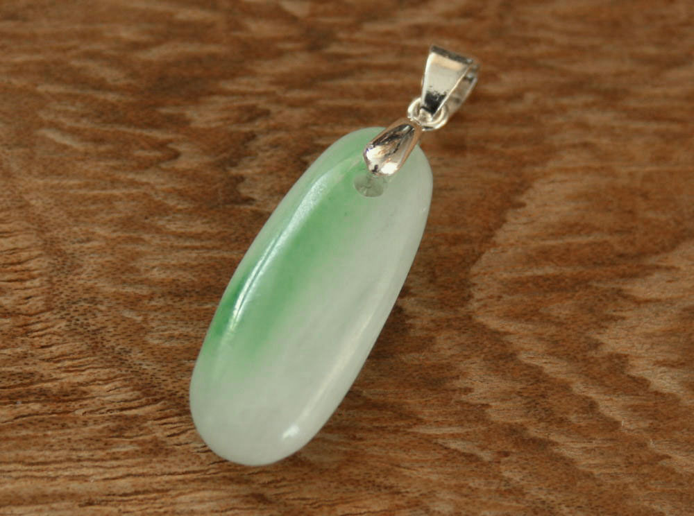 【1495】糸魚川産　翡翠　緑極上　82g　天然石　ヒスイ　宝石　パワーストーン 1495】糸魚川産 翡翠 緑極上 82g 天然石 ヒスイ 宝石 パワーストーン