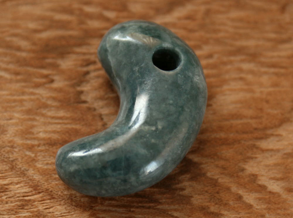 糸魚川青翡翠勾玉 M09991 和工房 作 27mm*16.5mm*10mm 糸魚川産 青ひすい 勾玉 魔除け パワーストーン お守り 翡翠ペンダントトップ